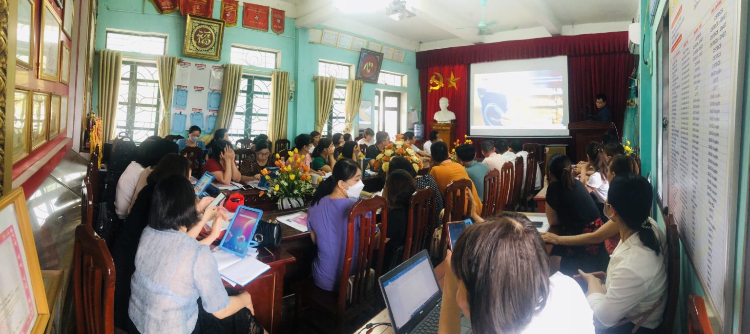 Nexta và các thầy cô giáo tại trường tiểu học Yên Lãng, Thái Bình.