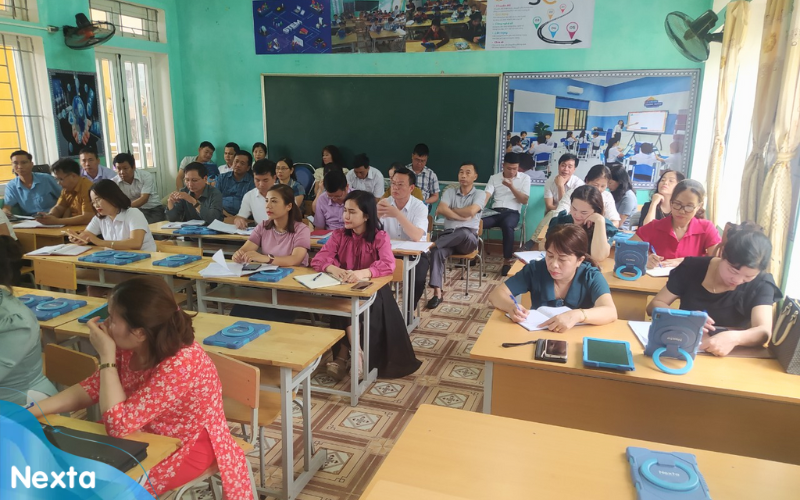 Đại diện lãnh đạo Phòng GD&ĐT Mai Châu tham gia đánh giá mô hình “Lớp học thông minh”