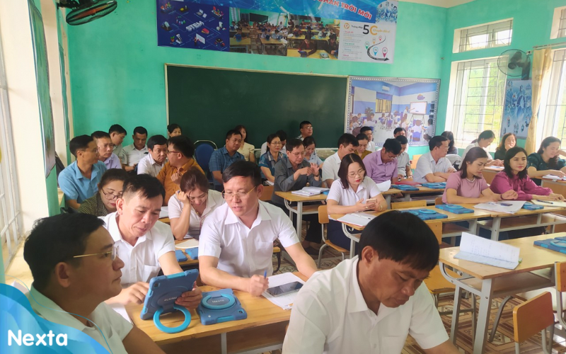 Đại diện lãnh đạo Phòng GD&ĐT Mai Châu tham gia đánh giá mô hình “Lớp học thông minh”