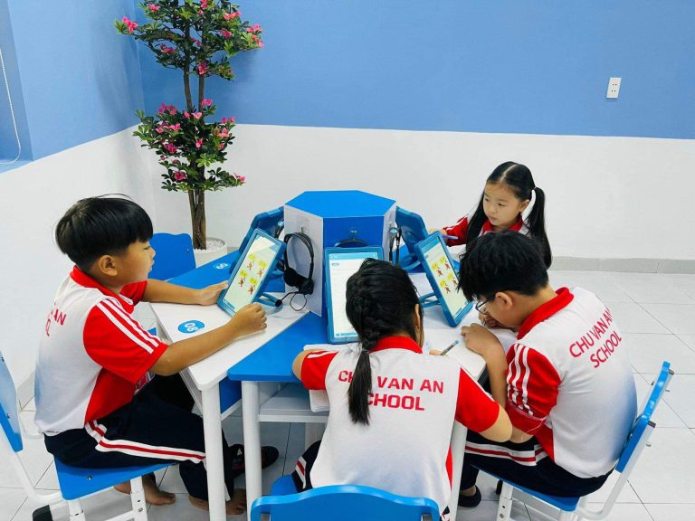 Học sinh khối 2 trường Chu Văn An củng cố kiến thức môn Toán tại lớp học chuyển đổi số