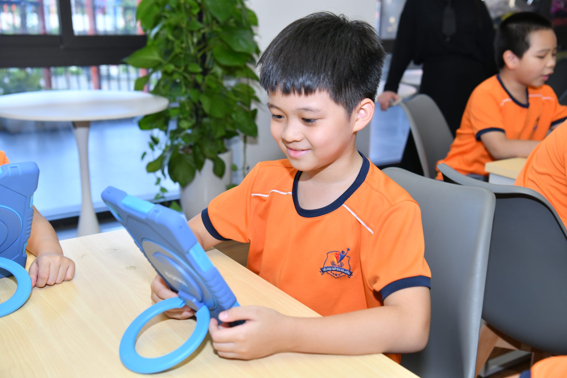 Học sinh có thể truy cập sách mọi lúc, mọi nơi trên nhiều thiết bị giúp giảm gánh nặng sách vở