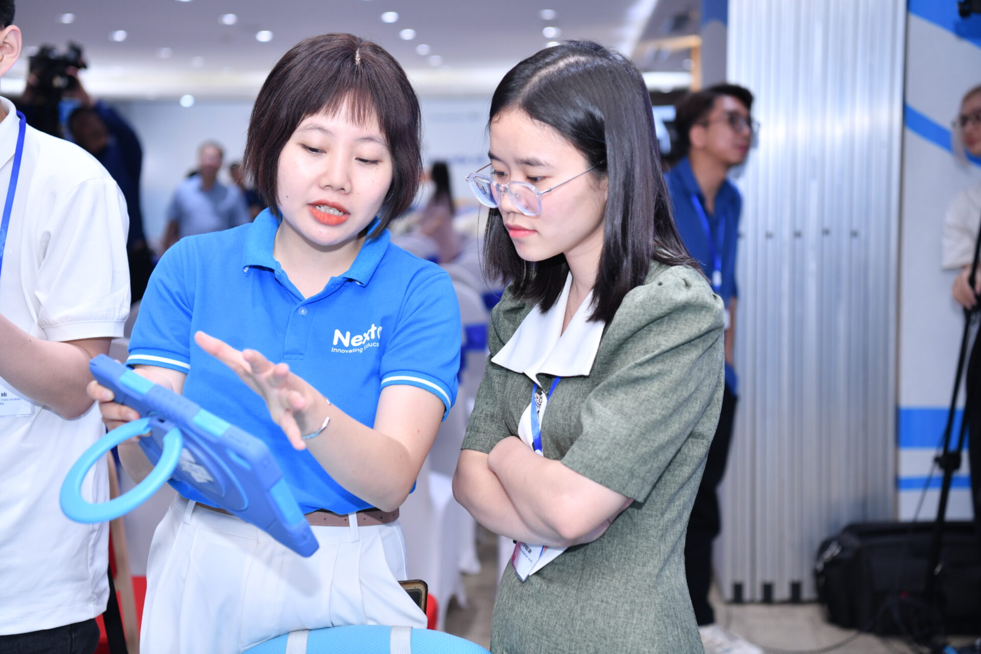 Các khách mời thích thú khi được trực tiếp trải nghiệm trọn bộ giải pháp Nexta