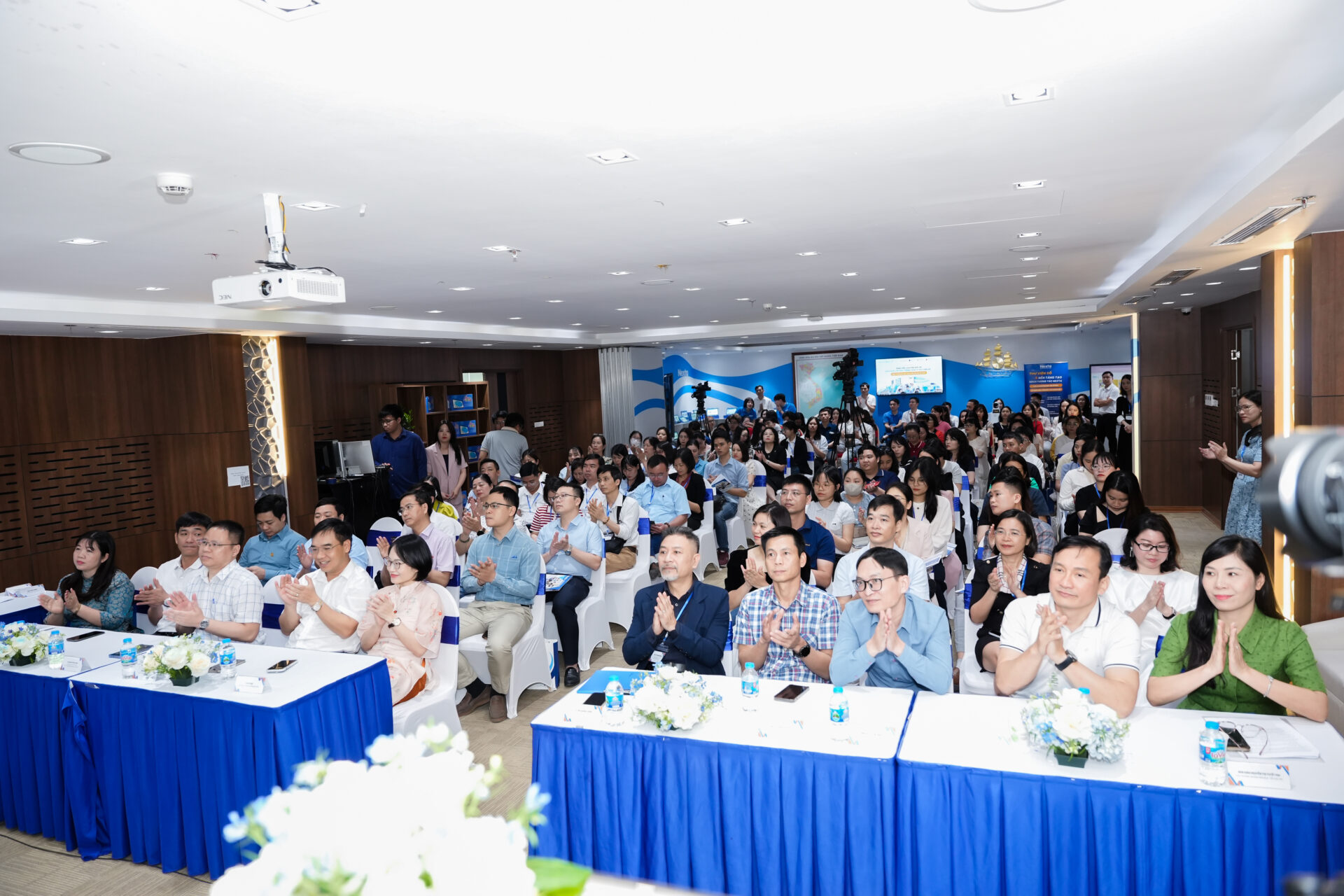 Sự kiện chuyên đề “Giải pháp lớp học thông minh và thư viện số giúp trường học đạt chuẩn tiêu chí mới của Bộ GD&ĐT đã diễn ra thành công