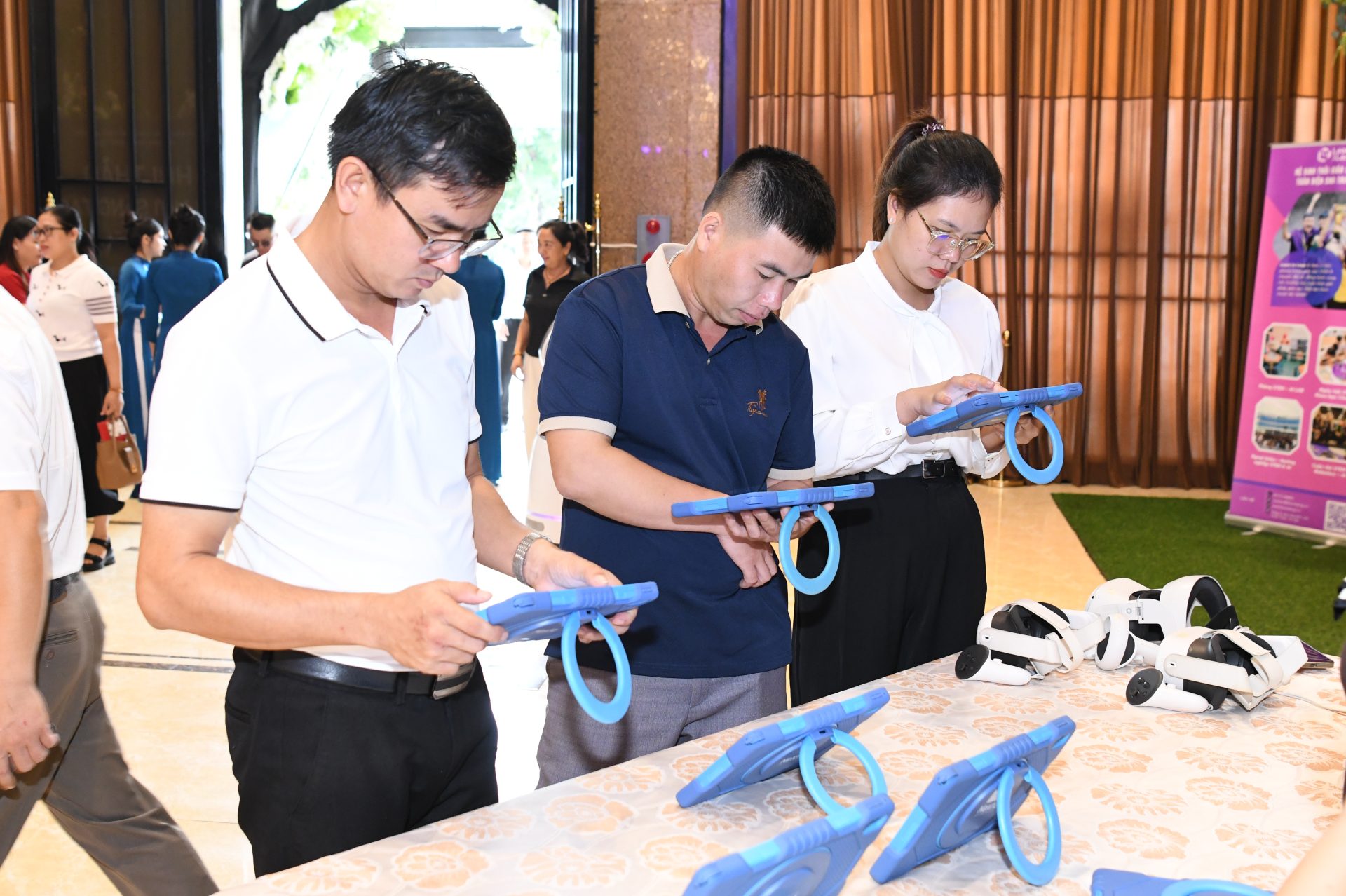 Đại biểu tham dự trải n nghiệm máy tính bảng Nexta Smart Study 1
